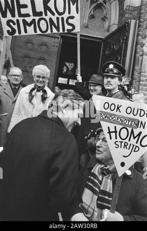 Bischof Simonis, der als Erzbischof von Utrechter Premier Lubbers installiert wurde, übergibt das Datum der Protestler: 8. Dezember 1983 Ort: Utrechter (Diözese), Utrechter (Provinz), Utrechter (Stadt) Schlüsselwörter: Erzbischöfe, eigene Abnahmen, Demonstrationen, Premierminister, Polizisten, Banner Personenname: Lubbers, Ruud Stockfoto