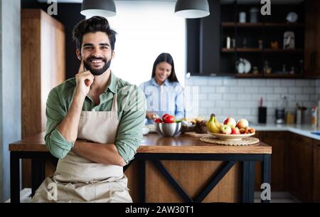 Porträt des jungen Brautpaares gemeinsames Kochen in der Küche zu Hause. Stockfoto