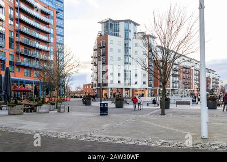 Einkäufer im Gunwharf Quays Retail Center, Portsmouth, Großbritannien Stockfoto