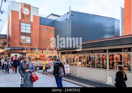 Patisserie Valerie und Einkäufer im Gunwharf Quays Retail Center, Portsmouth, Großbritannien Stockfoto