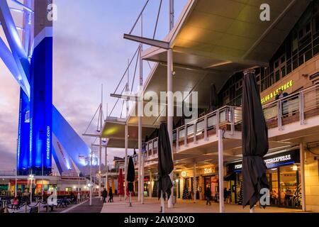 The Spinnaker Tower, Geschäfte und Restaurants in der Nacht, Gunwharf Quays, Portsmouth, Großbritannien Stockfoto