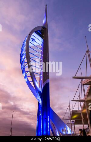 Der Spinnaker Tower in der Nacht, beleuchtet mit blauem Licht, Gunwharf Quays, Portsmouth, Großbritannien Stockfoto