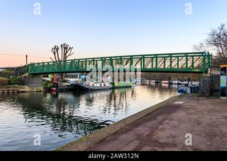 Brücke über den Lea River am Spring Hill an einem Winterabend, Upper Clapton, London, Großbritannien Stockfoto