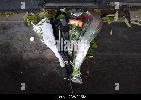 Blumen auf dem Bürgersteig vor dem Bataclan-Musiksaal zum Gedenken an die Opfer der Pariser Anschläge vom 2015. November. Le Bataclan, 50 Boulevard Voltaire, 75011 Paris, Frankreich Stockfoto