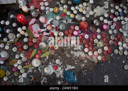 Kerzen auf dem Bürgersteig vor dem Bataclan-Musiksaal, Paris zum Gedenken an die Opfer der Anschläge von Paris im Jahr 2015, Le Bataclan, 50 Boulevard Voltaire, 75011 Paris, Frankreich Stockfoto