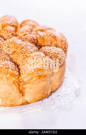 Nahaufnahme von Brot mit Sesam auf dem Tisch. Stockfoto