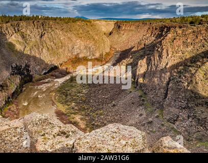 Crooked River Gorge, Peter Skene Ogden State Scenic Viewpoint, Schatten der Oregon Trunk Railroad Bridge, in der Nähe von Terrebonne, Oregon, USA Stockfoto