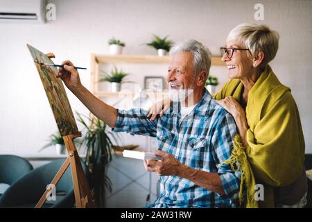 Gut aussehender älterer Mann und attraktive alte Frau sind, genießen Sie die Zeit zusammen Stockfoto