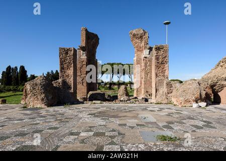 Rom. Italien. Ostia Antica. Terme di Porta Marina (Bäder der Porta Marina). Backstein-Piers der Apse, polychromes geometrisches Mosaik des Frigidariums Stockfoto