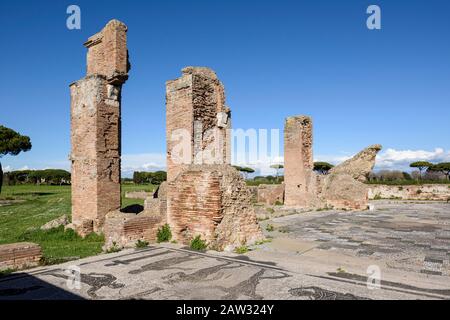 Rom. Italien. Ostia Antica. Terme di Porta Marina (Bäder der Porta Marina). Ziegelpfirsiche der Apse, im Vorraum sind Fußbodenmosaiken, die auf darstellen Stockfoto