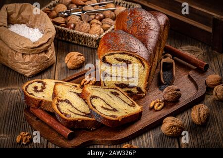 Süßes Brioche-Laib mit Walnüssen und Rosinen. Hausgemachtes Flechtbrot Stockfoto