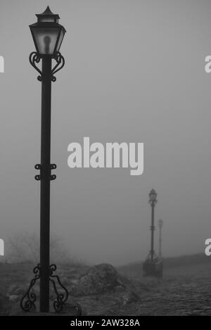 Strassenleuchte im Schloss Rozafa im dichten Nebel (Albanien) Stockfoto