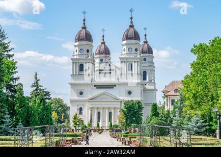 Die Metropolitankathedrale in Iasi, Rumänien. Sie ist die größte historische orthodoxe Kirche in Rumänien. Eine Wahrzeichen Kirche in Iasi an einem sonnigen Sommertag Wi Stockfoto