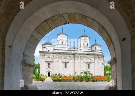 Kloster Golia in Iasi, Rumänien. Eine Wahrzeichen Kirche in Iasi an einem sonnigen Sommertag mit blauem Himmel. Iasi historisches Denkmal . Stockfoto