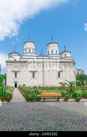 Kloster Golia in Iasi, Rumänien. Eine Wahrzeichen Kirche in Iasi an einem sonnigen Sommertag mit blauem Himmel. Iasi historisches Denkmal . Stockfoto