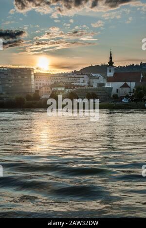 Sonnenuntergang über der Donau (Donau) in Linz in Oberösterreich Stockfoto