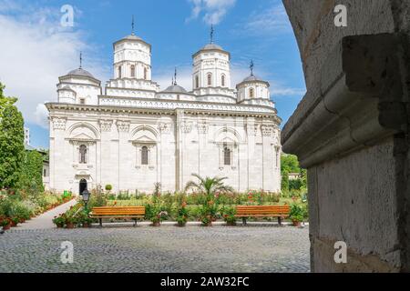 Kloster Golia in Iasi, Rumänien. Eine Wahrzeichen Kirche in Iasi an einem sonnigen Sommertag mit blauem Himmel. Iasi historisches Denkmal . Stockfoto