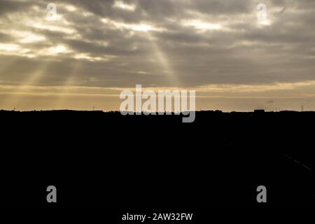 Sonnenstrahlen, die vom Himmel herab kommen, durch die Wolken. Oft als "Jakobsleiter" benannt Stockfoto