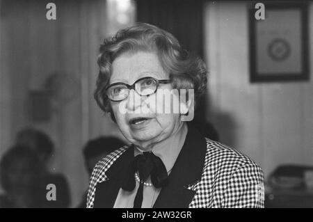 Präsentation des Buches Anne Frank Erinnerte Sich An Miep Gies im Anne-Frank-Haus in Amsterdam; Miep Gies Datum: 5. Mai 1987 Ort: Amsterdam, Noord-Holland Schlagwörter: Porträts Personenname: Gies, Miep Gies-Santrouschitz, Hermine Institution Name: Anne Frank House Stockfoto