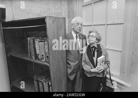 Präsentation des Buches Anne Frank Erinnerte Sich An Miep Gies im Anne-Frank-Haus in Amsterdam; Miep und Jan Gies im Bücherregal im Hinterhaus Datum: 5. Mai 1987 Ort: Amsterdam, Noord-Holland Schlüsselwörter: Buchregale Personenname: Gies, John, Gies, Miep Gies-Santrouschitz, Hermine Institution Name: Anne Frank House Stockfoto