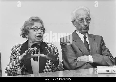 Präsentation des Buches Anne Frank Erinnerte Sich An Miep Gies im Anne-Frank-Haus in Amsterdam; Miep und Jan Gies Datum: 5. Mai 1987 Ort: Amsterdam, Noord-Holland Schlüsselwörter: Porträts Personenname: Gies, John, Gies, Miep Gies-Santrouschitz, Hermine Institution Name: Anne Frank Haus Stockfoto