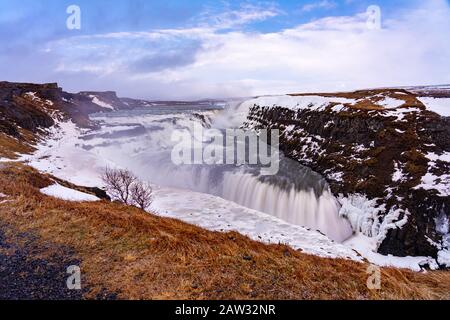 Riesiger wunderschöner wasserfall gulfoss in Island Golden Circle. Stockfoto