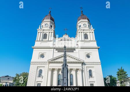 Die Metropolitankathedrale in Iasi, Rumänien. Sie ist die größte historische orthodoxe Kirche in Rumänien. Eine Wahrzeichen Kirche in Iasi an einem sonnigen Sommertag Wi Stockfoto