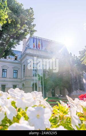 Iasi City Hall im Roset-Roznovanu-Palast in Iasi, Rumänien. Ein Wahrzeichen von Iasi an einem sonnigen Sommertag mit blauem Himmel. Iasi historische Monume Stockfoto