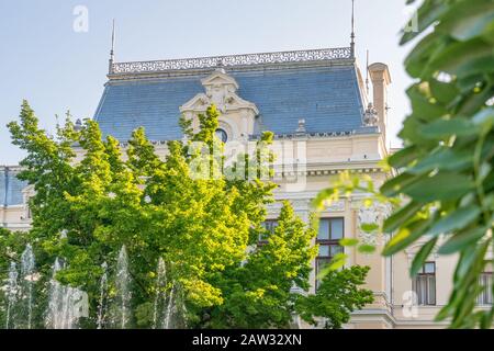 Iasi City Hall im Roset-Roznovanu-Palast in Iasi, Rumänien. Ein Wahrzeichen von Iasi an einem sonnigen Sommertag mit blauem Himmel. Iasi historische Monume Stockfoto