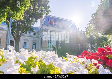 Iasi City Hall im Roset-Roznovanu-Palast in Iasi, Rumänien. Ein Wahrzeichen von Iasi an einem sonnigen Sommertag mit blauem Himmel. Iasi historische Monume Stockfoto