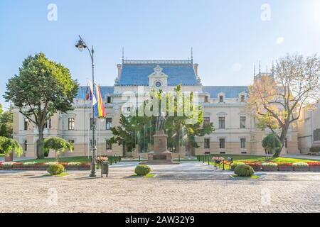 Iasi City Hall im Roset-Roznovanu-Palast in Iasi, Rumänien. Ein Wahrzeichen von Iasi an einem sonnigen Sommertag mit blauem Himmel. Iasi historische Monume Stockfoto