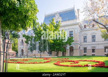 Iasi City Hall im Roset-Roznovanu-Palast in Iasi, Rumänien. Ein Wahrzeichen von Iasi an einem sonnigen Sommertag mit blauem Himmel. Iasi historische Monume Stockfoto