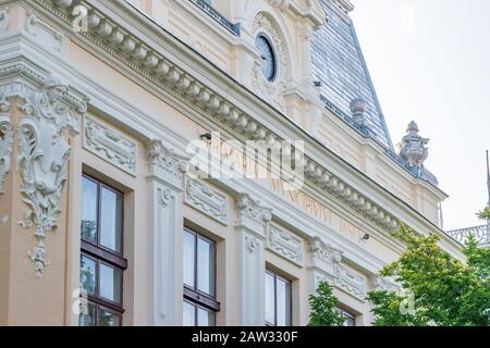 Iasi City Hall im Roset-Roznovanu-Palast in Iasi, Rumänien. Ein Wahrzeichen von Iasi an einem sonnigen Sommertag mit blauem Himmel. Iasi historische Monume Stockfoto