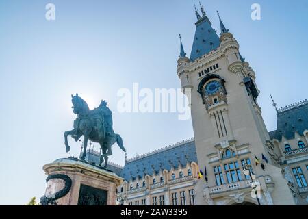 Statue Stephans des Großen vor dem Kulturpalast in Iasi, Rumänien. Der Palast der Kultur und der Statue Stephans des Großen, die Symbole von Stockfoto
