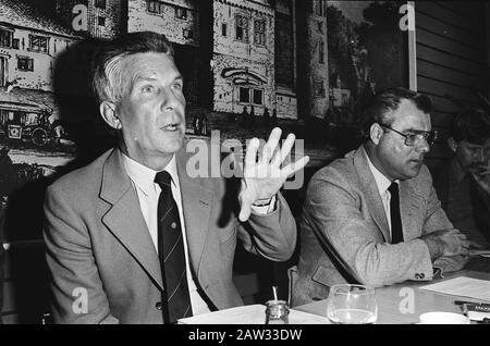 Präsentation des Berichts über die gestörte Beziehung des Fahrens unter dem Einfluss des Alkohol- und Drogenkonsums in Nieuwspoort Datum: 6. April 1982 Stichwörter: Berichte, Präsentationen Personenname: Gros Field, Van Ooijen Institution Name: Nieuwspoort Stockfoto