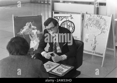 Präsentation deutscher Marken in der RAI in Amsterdam Präsentation deutscher Lebensmittel auf der RAI in Amsterdam. Datum: 13.Juni 1972 Ort: Amsterdam, Noord-Holland Schlagwörter: Ausstellungen, Demonstrationen, Getränke, Ausstellungen Einrichtung Name: RAI Stockfoto