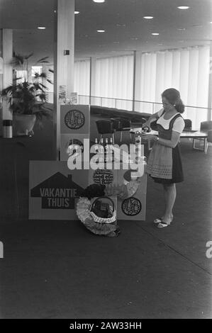 Präsentation deutscher Marken in der RAI in Amsterdam Präsentation deutscher Lebensmittel auf der RAI in Amsterdam. Ein Glas Wein wird gegossen Datum: 13. Juni 1972 Ort: Amsterdam, Noord-Holland Schlüsselwörter: Ausstellungen, Demonstrationen, Getränke, Ausstellungen Institution Name: RAI Stockfoto