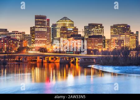 Rossyln, Arlington, Virginia, USA Skyline in der Innenstadt in der Dämmerung am Potomac River. Stockfoto