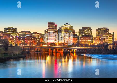 Rossyln, Arlington, Virginia, USA Skyline in der Innenstadt in der Dämmerung am Potomac River. Stockfoto
