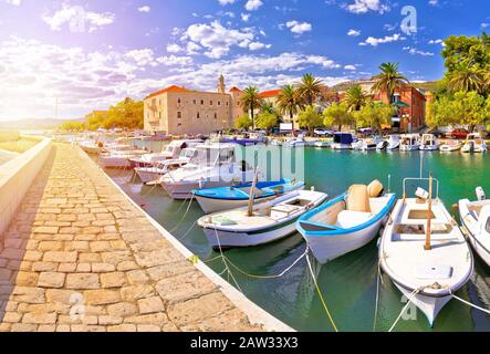 Kastel Luksic Hafen und Sehenswürdigkeiten Sommer Aussicht, Split Region von Dalmatien, Kroatien Stockfoto