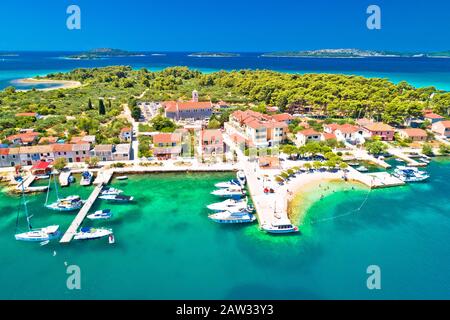 Krapanj Island Panoramaaussicht, Dorf zur Ernte von Meeresschwamm, Archipel von Sibenik in Kroatien Stockfoto