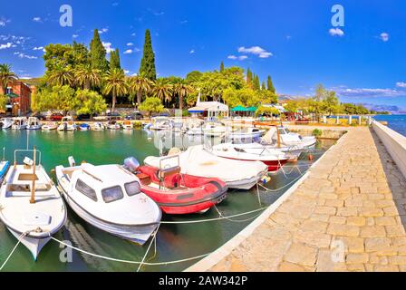 Kastel Luksic Hafen und Sehenswürdigkeiten Sommer Aussicht, Split Region von Dalmatien, Kroatien Stockfoto