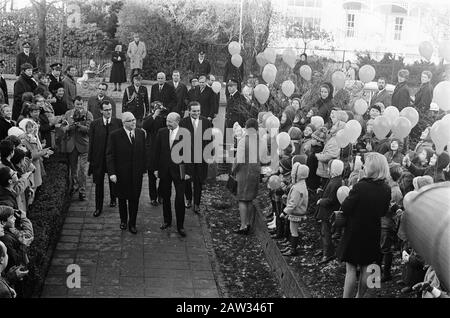 Präsident Heinemann besucht die deutsche Schule in den Haag. Präsident Heinemann betreibt Kinderhecke mit Luftballons Datum: 26. November 1969 Standort: Den Haag, Südholland Schlagwörter: Luftballons, Kinder, Schulen Personenname: Heinemann, Gustav Stockfoto