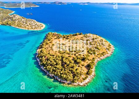 Kleine Insel im Archipel Kroatiens Luftbild, Nationalpark Kornaten Inseln Stockfoto