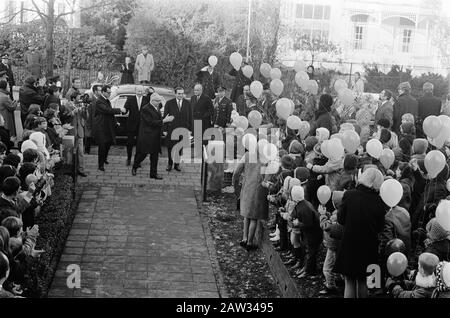 Präsident Heinemann besucht die deutsche Schule in den Haag. Präsident Heinemann betreibt Kinderhecke mit Luftballons Datum: 26. November 1969 Standort: Den Haag, Südholland Schlagwörter: Luftballons, Kinder, Schulen Personenname: Heinemann, Gustav Stockfoto