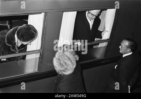 Präsident Heinemann und Frau verlassen CS Adam begleitet von Königin Juliana und Prinz Bernhard Datum: 27. November 1969 Ort: Amsterdam, Noord-Holland Schlüsselwörter: Besuch, Königinnen, Präsidenten, beurlaubt Person Name: Heidemann, Gustav, Juliana (Königin Niederlande) Stockfoto