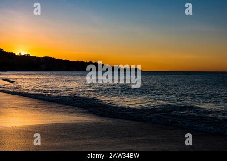 Kurz nach Sonnenuntergang über Grand Anse Beach, St George's, Grenada Stockfoto