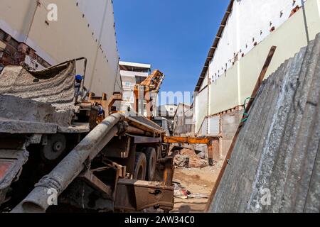 Auf der Baustelle eines Neubaus auf einem leerstehenden Grundstück in der Innenstadt von Kampong Cham, Kambodscha, ist ein kleiner Pfahlfahrer eingerichtet. Stockfoto