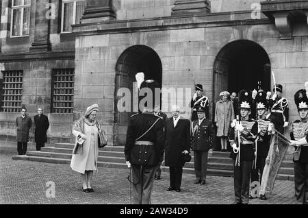 Präsident Heinemann und Königin Juliana inspizieren den Königspalast, die Ehrengarde 11. Armored Infantry Battalion Grenadiers Datum: 26. November 1969 Schlüsselwörter: Wachen der Ehre, Königinnen Personenname: Heidemann, Gustav, Juliana (Königin Niederlande) Stockfoto