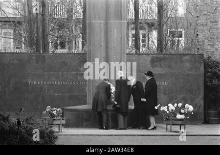 Präsident Heinemann legt Kranz auf das Denkmal des niederländischen Theaters in Amsterdam. Präsident Heinemann, Frau Heinemann und Dr. J. Soetendorpstraat. Datum: 24. November 1969 Ort: Amsterdam, Noord-Holland Schlüsselwörter: Kränze, Denkmäler, Hauptrabbiner, Staatsbesuche Personenname: Dr. J. Soetendorpstraat, Heidemann, Gustav Stockfoto